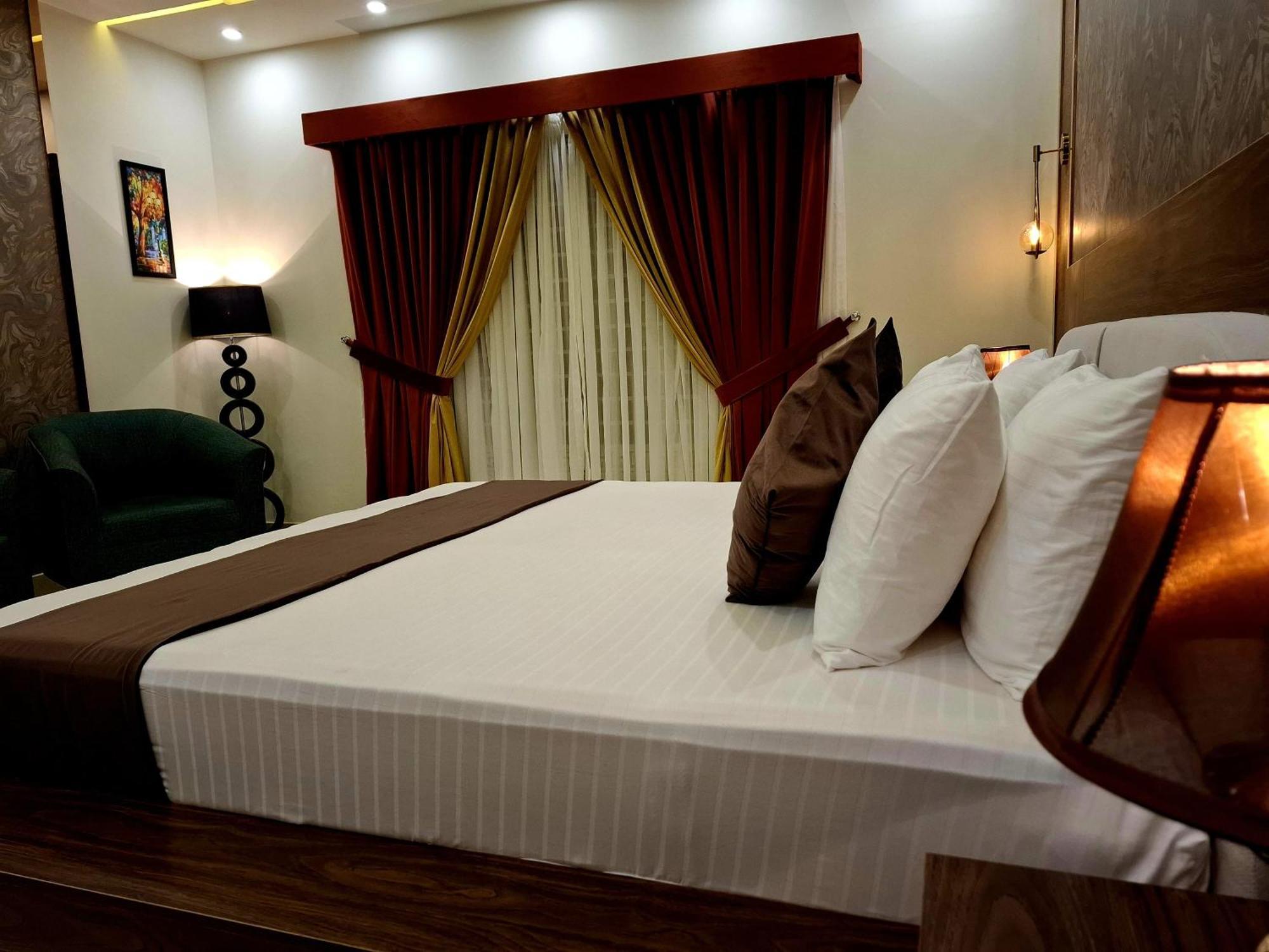 Royal Galaxy Hotel & Residence - Near Islamabad International Airport & Motorway Buitenkant foto
