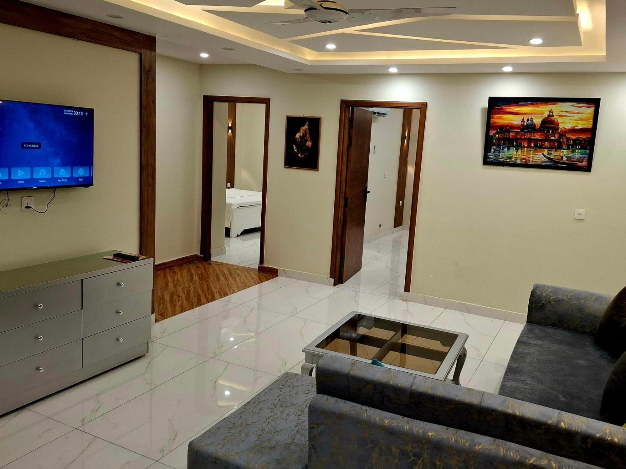 Royal Galaxy Hotel & Residence - Near Islamabad International Airport & Motorway Buitenkant foto