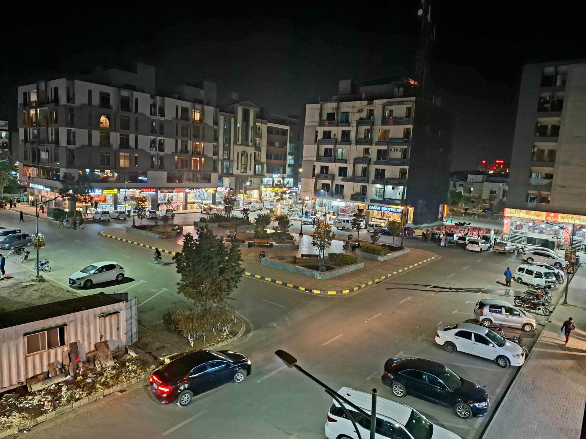 Royal Galaxy Hotel & Residence - Near Islamabad International Airport & Motorway Buitenkant foto